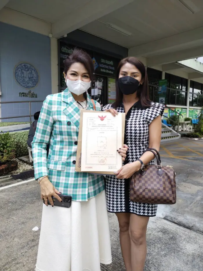 iBangkokCondo customer receiving keys