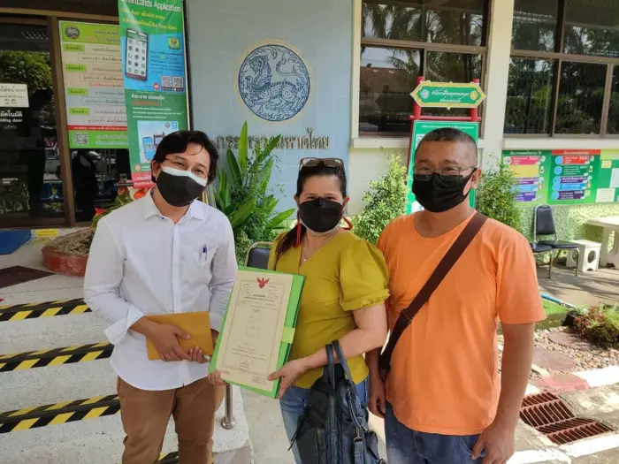 iBangkokCondo customer receiving keys