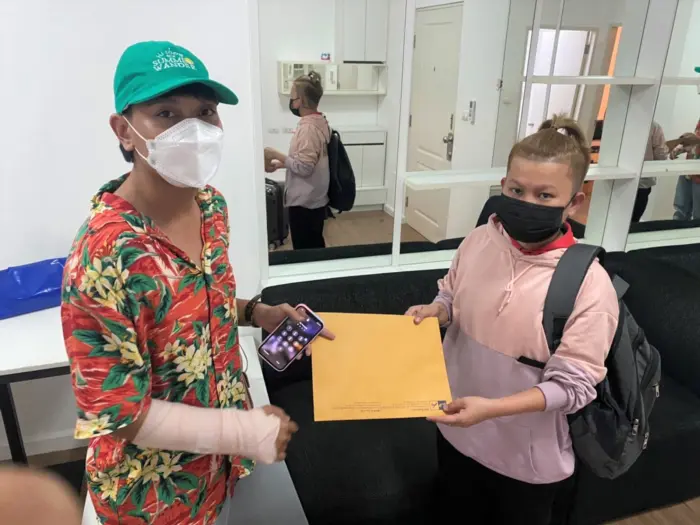 iBangkokCondo customer receiving keys