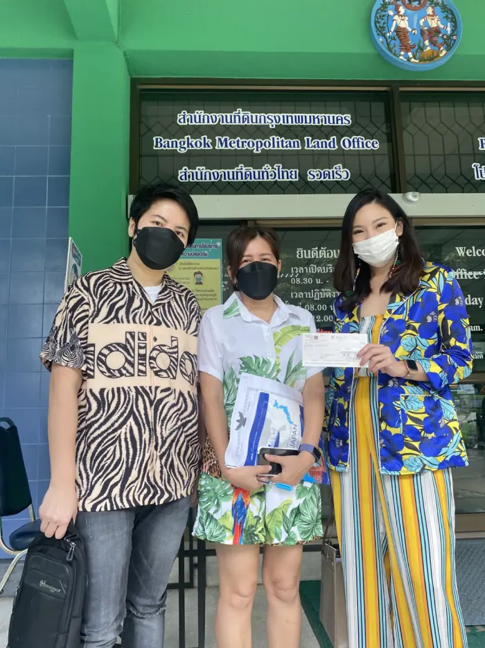 iBangkokCondo customer receiving keys