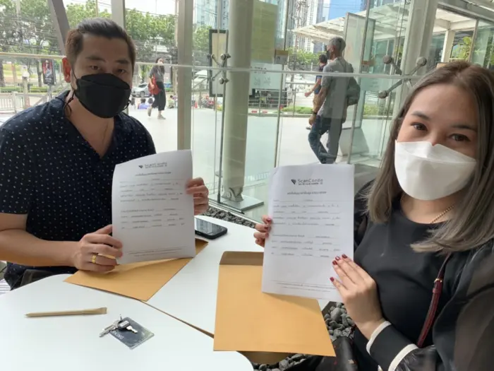 iBangkokCondo customer receiving keys