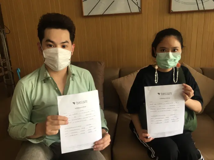 iBangkokCondo customer receiving keys