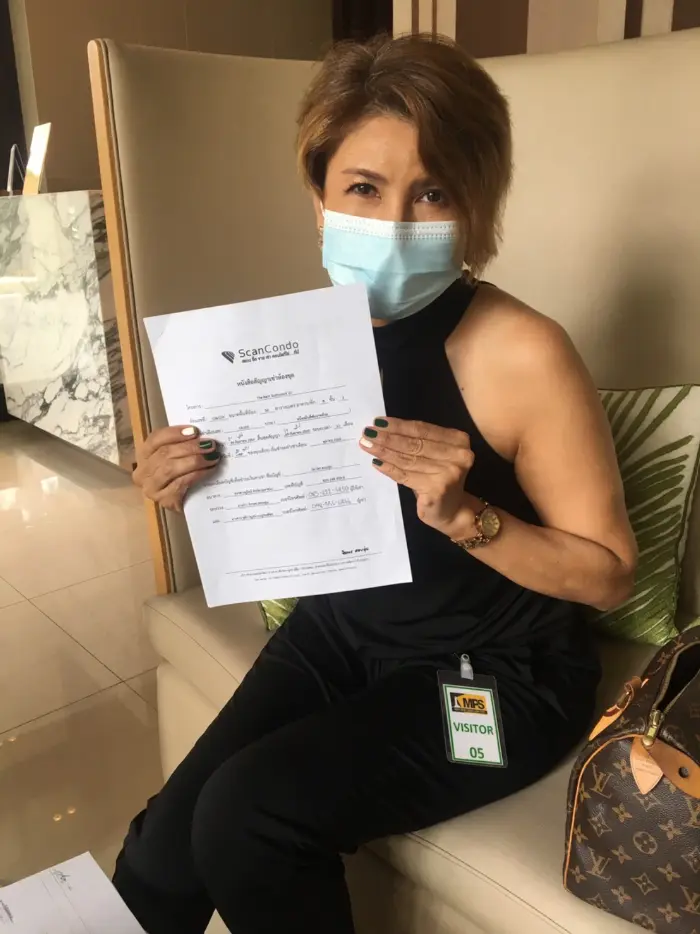 iBangkokCondo customer receiving keys