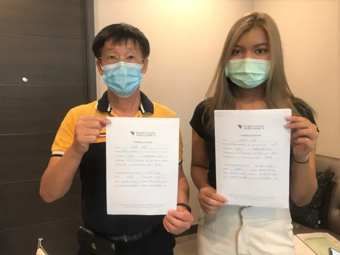 iBangkokCondo customer receiving keys