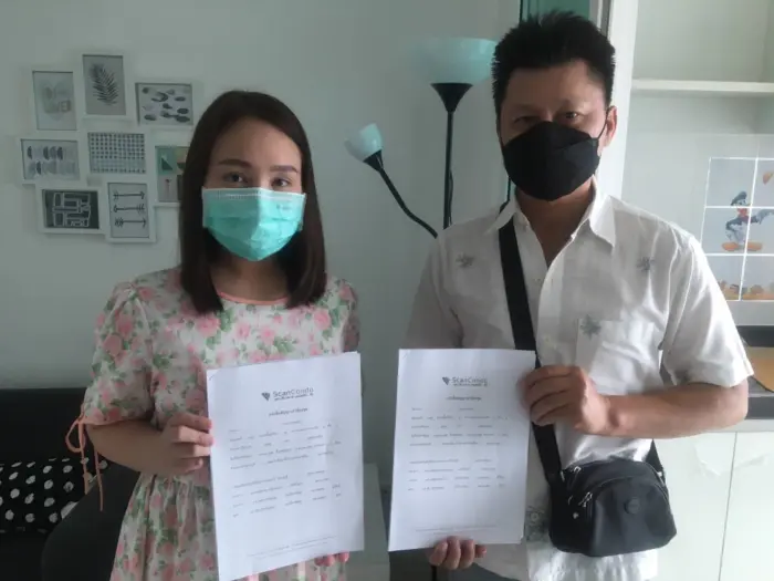 iBangkokCondo customer receiving keys