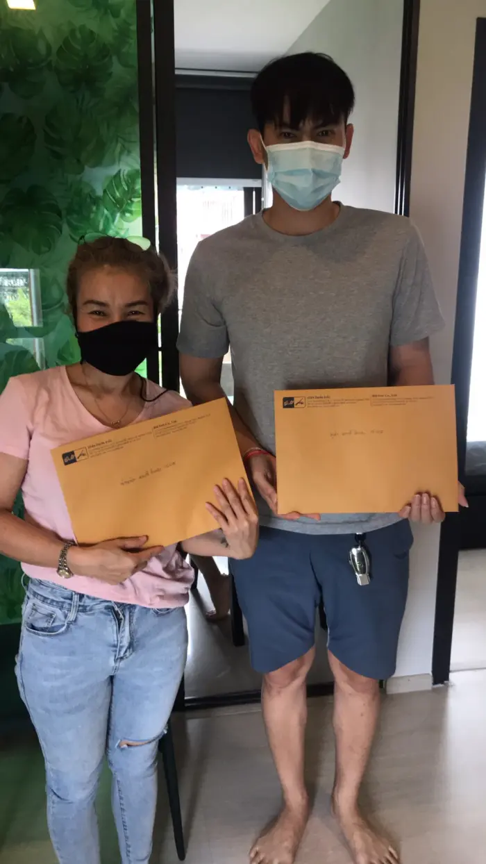 iBangkokCondo customer receiving keys