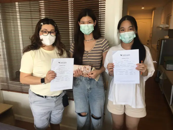 iBangkokCondo customer receiving keys