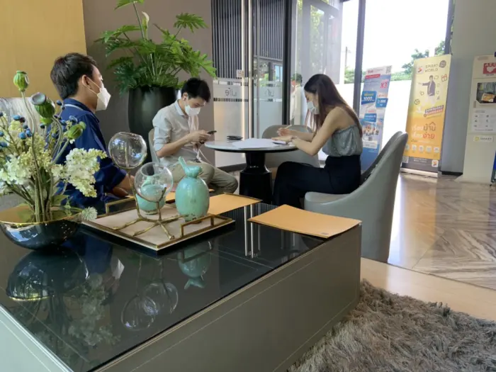 iBangkokCondo customer receiving keys