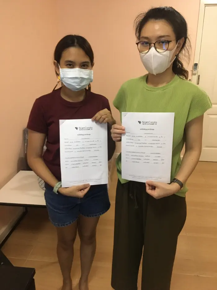 iBangkokCondo customer receiving keys